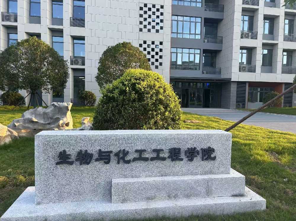 新抚区扬州职业大学体育场高杆灯项目